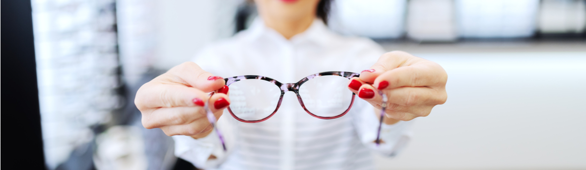 Onderhoudstips voor je bril. Hoe houd ik mijn bril mooi? Krassen op je brillenglas voorkomen. Hoe moet ik mijn bril reinigen?